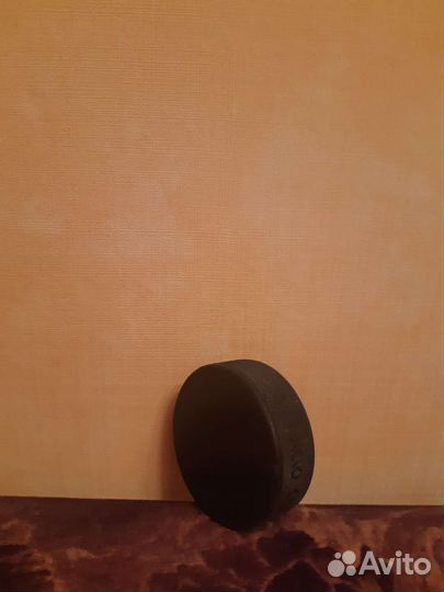 Спортинвентарь шайба хоккей, щитки футбол