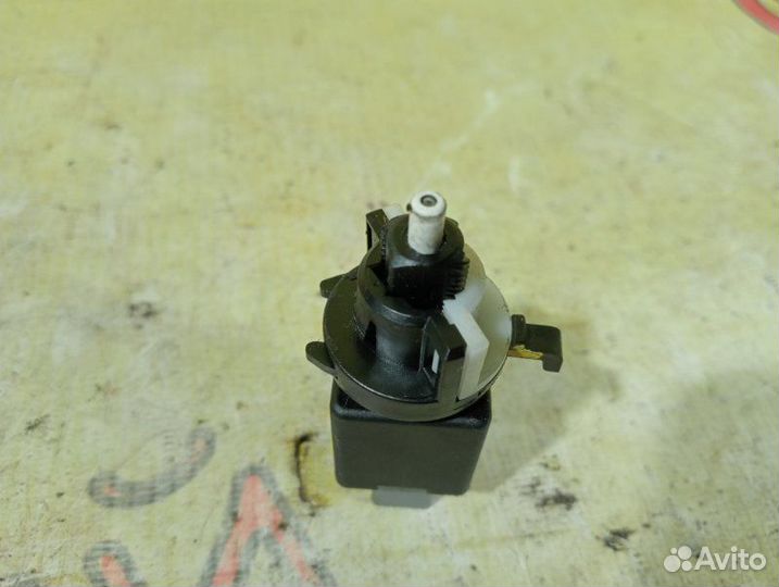 Датчик включения стоп-сигнала Kia Rio 3 1.6 2014