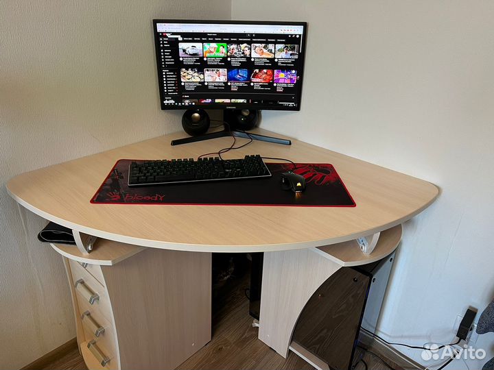 Продаю угловой компьютерный стол