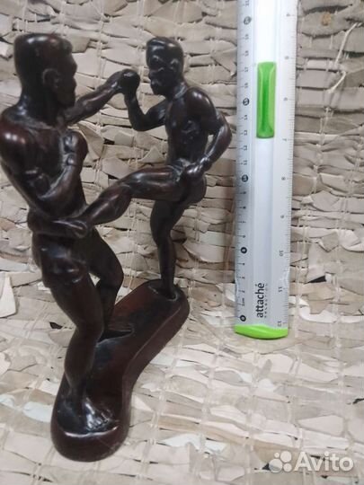 Для любителей единоборств. Статуэтка привозная