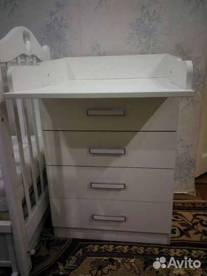 Кроватка и комод с пеленальным столиком