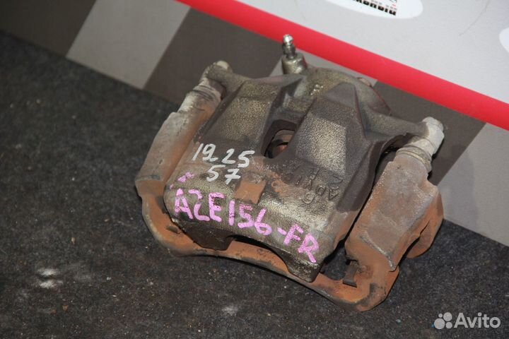 Суппорт перед право c Toyota Blade AZE156H 2AZ-FE