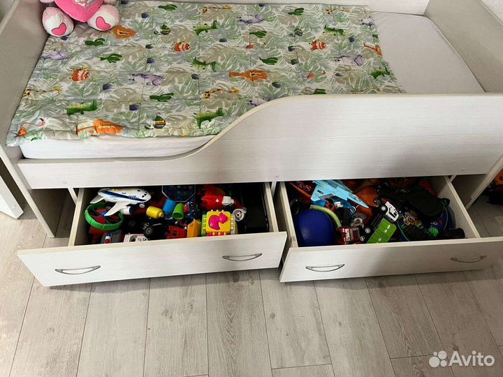 Детская кровать с матрасом и ящиками