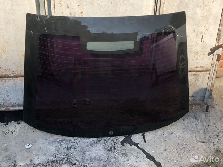 Продаю заднее лобовое стекло крышки багажника