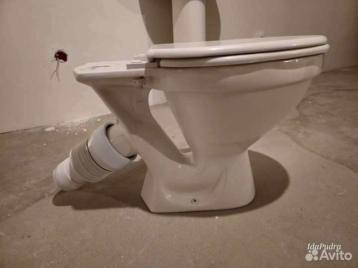 Унитаз с бочком и раковина