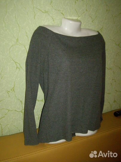 Серая с открытыми плечами