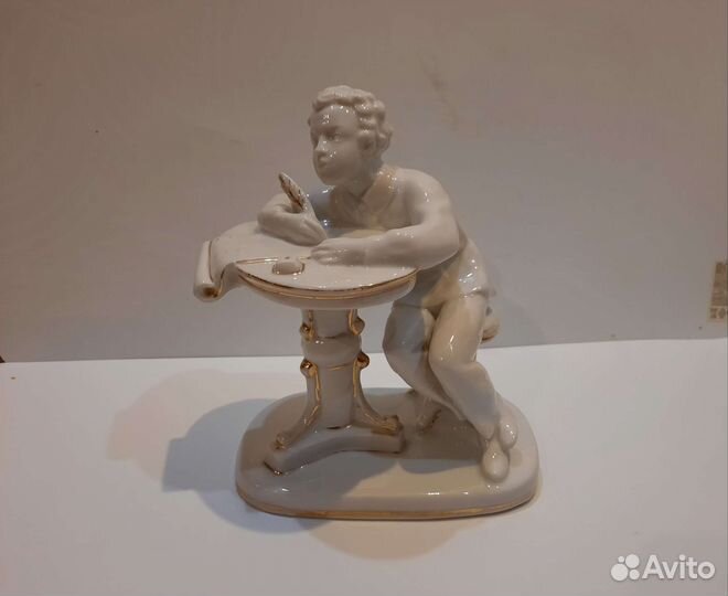 Статуэтка Юный Пушкин за столом