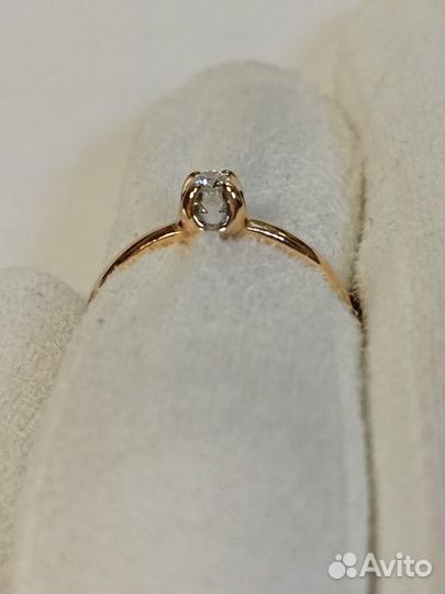 Золотое кольцо с бриллиантом 16,5р