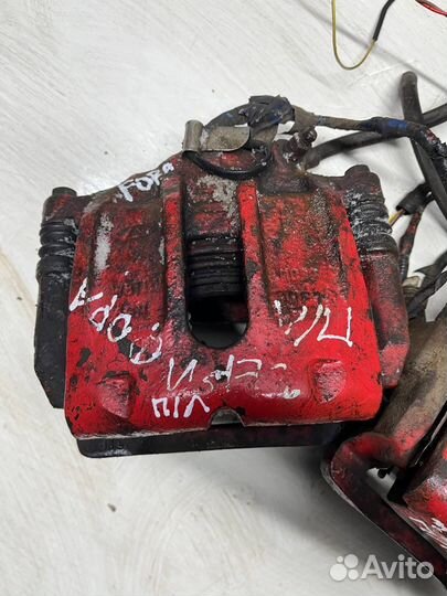 Суппорт передний левый правый Chery Fora a21