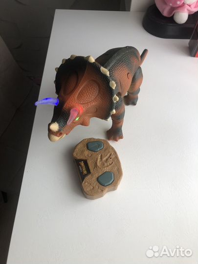 Игрушка динозавр на пульте управления