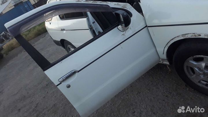 Дверь правая задняя nissan r nessa