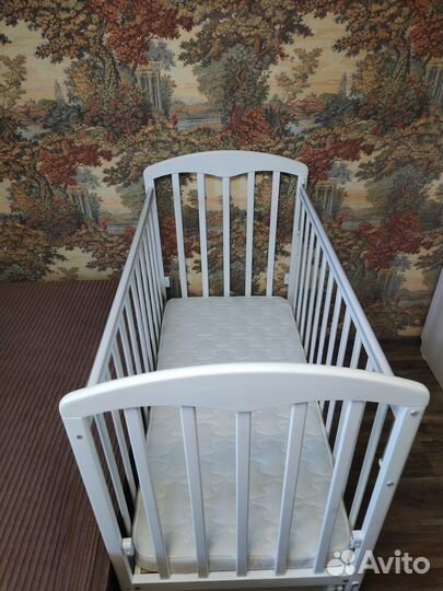 Детская кроватка с маятником и ящиком