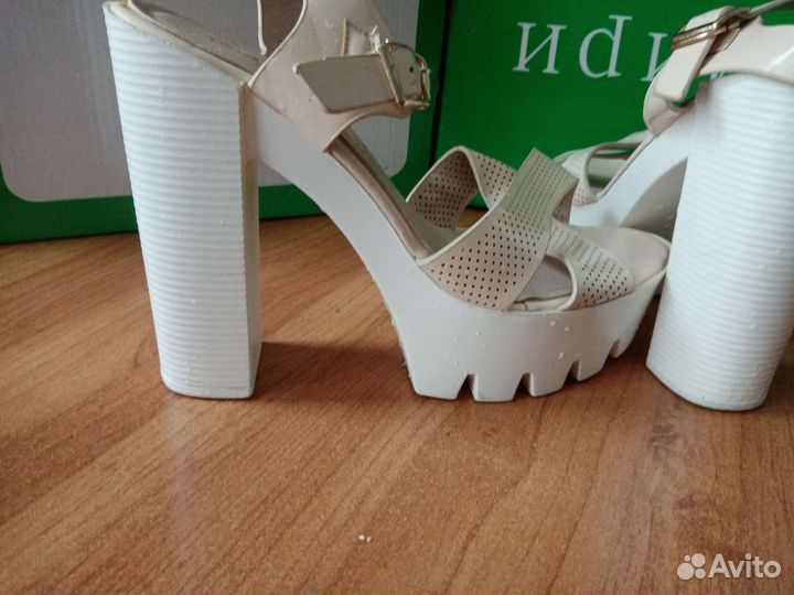Босоножки женские 39 размер новые