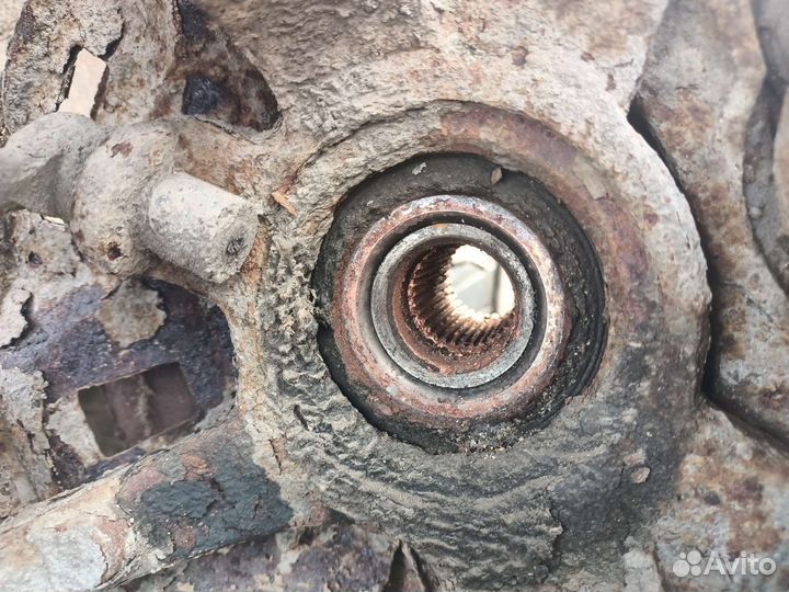 Передний кулак левый Daewoo Leganza 2.0 автомат