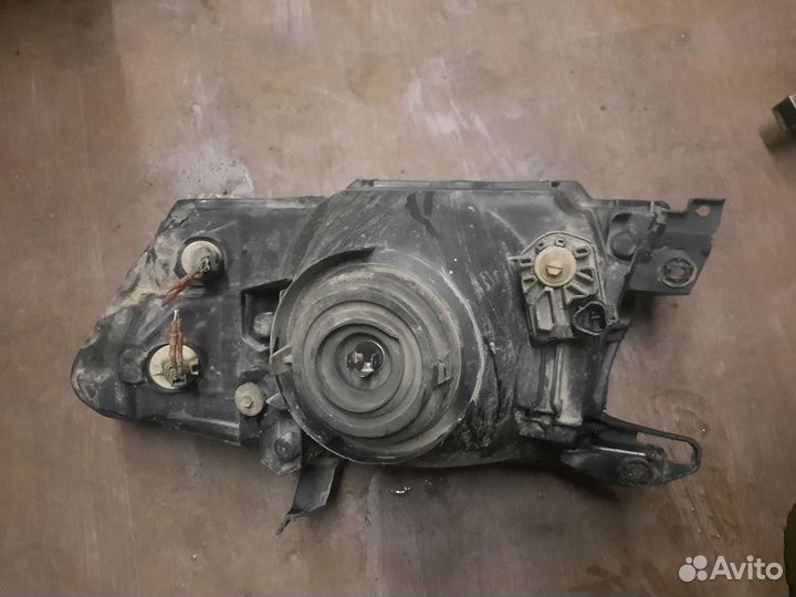 Фара правая на mitsubishi pajero 3