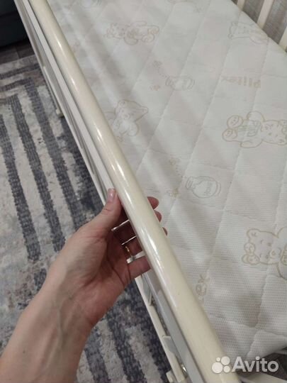 Детская кроватка с маятником