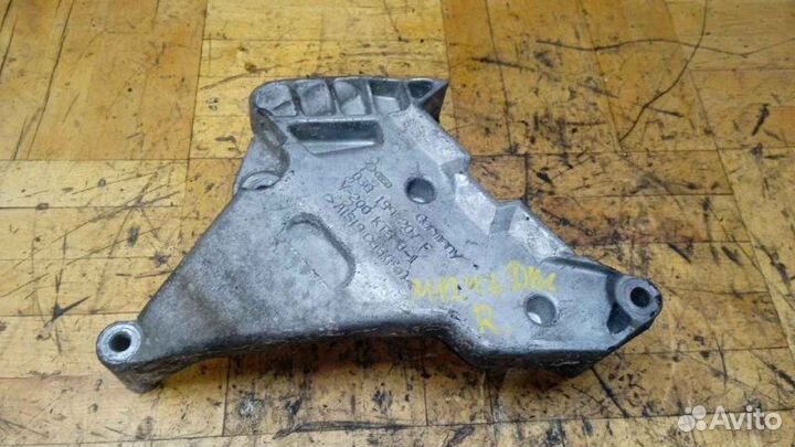 Кронштейн двигателя правый Volkswagen Passat B6