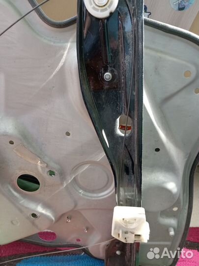 Стеклоподъемник правый передний Skoda Octavia A5