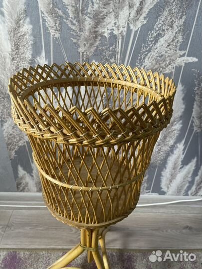 Кашпо напольное на ножках из натурального ротанга