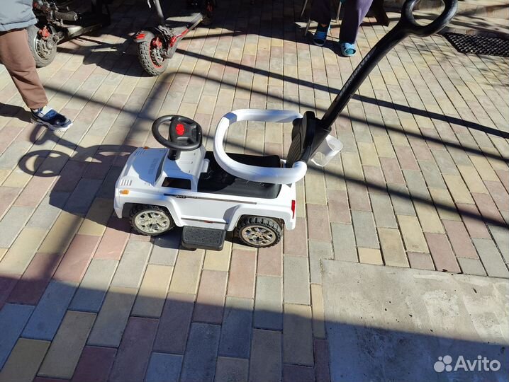 Машинка каталка толокар с ручкой