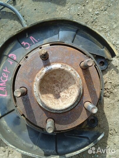 Кулак задний левый Mitsubishi Lancer