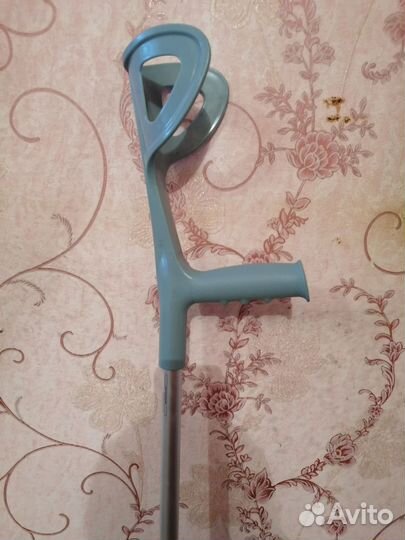 Костыли С подлокотником С устройством противосколь