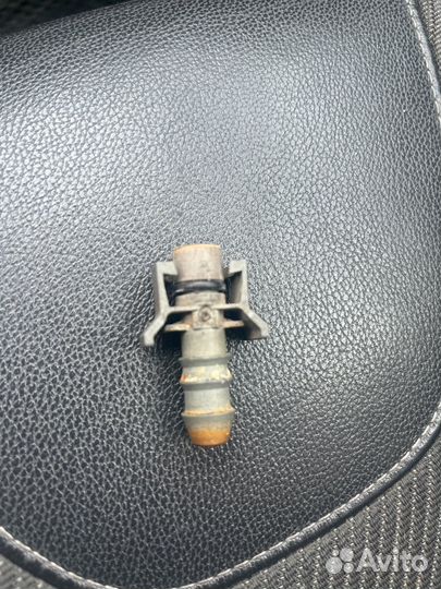 Соединение трубки расширительным бачком на Форд