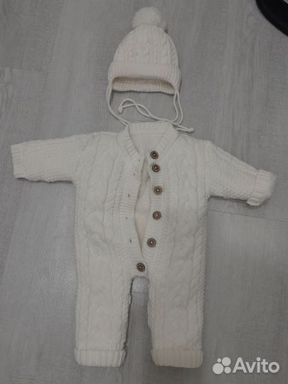 Вязаный костюм для новорожденного