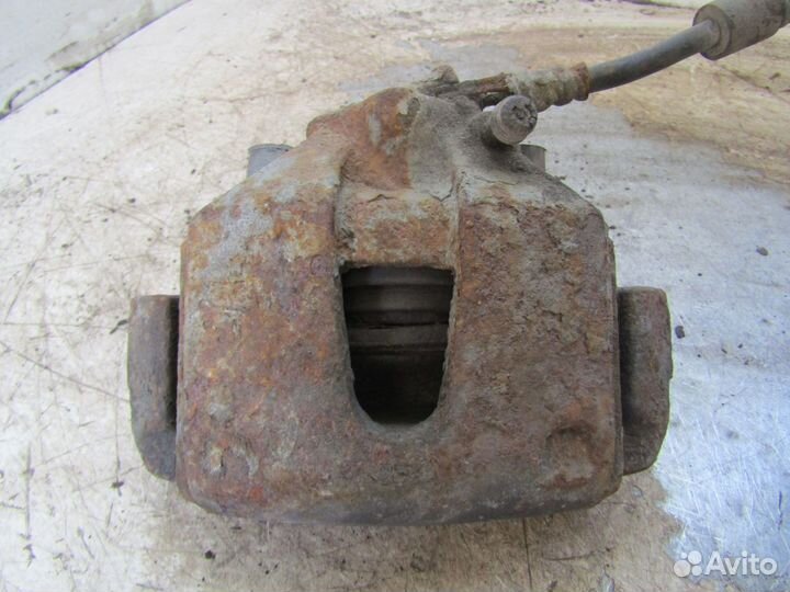 Суппорт передний Лев. Форд Tourneo 2004г 1.8л