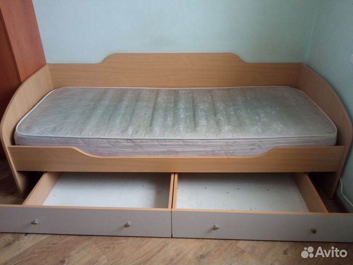 Односпальная кровать с ящиками