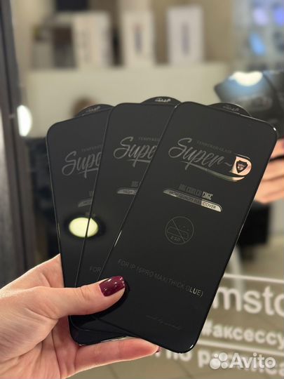 Защитное стекло iPhone 16