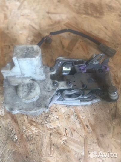 Замок двери задний левый Honda Ascot CE4 G20A