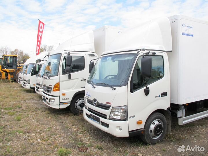 Обтекатель (спойлер) hino 300, hino 500 - оригинал