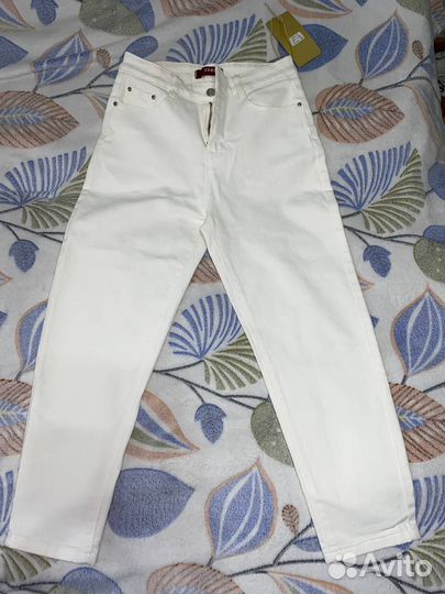 Джинсы бананы белые