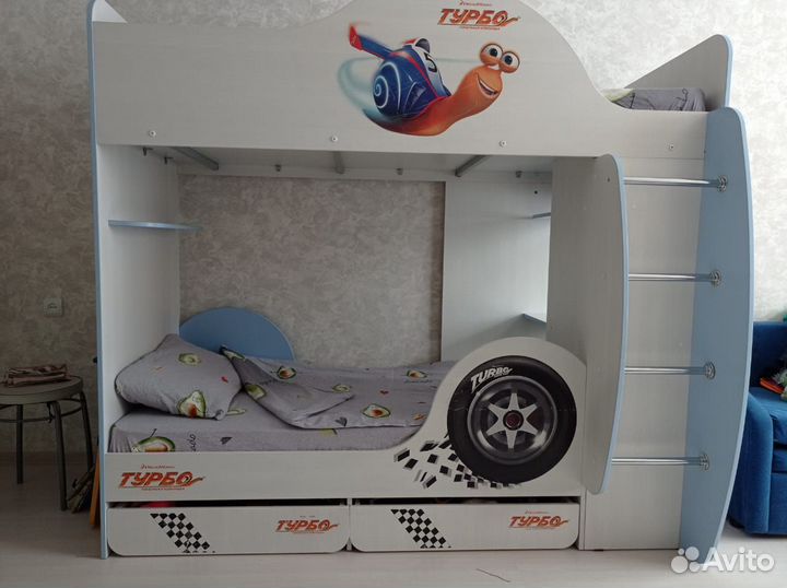 Кровать двухъярусная с матрасами и столом