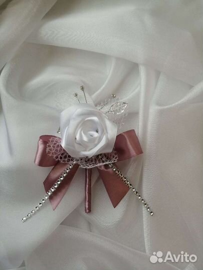 Свадебные бутоньерки в наличии