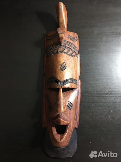Маска из красного дерева Африка