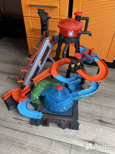 Hot Wheels City трек с крокодилом