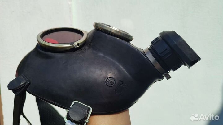 Противогаз с красными линзами. Gasmask red eyes