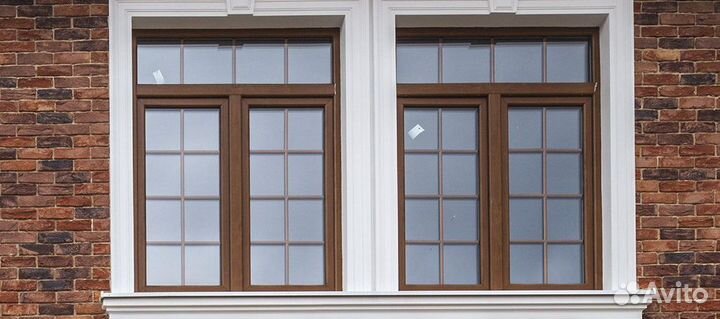 Пластиковое окно с золотыми шпросами