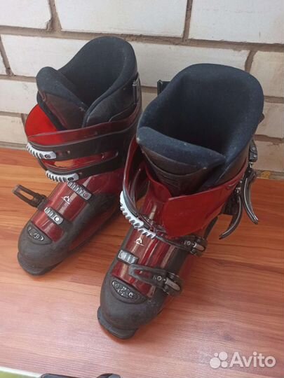 Горнолыжные ботинки и лыжи