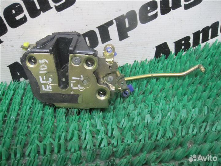 Замок двери передний левый Toyota Corolla EE103