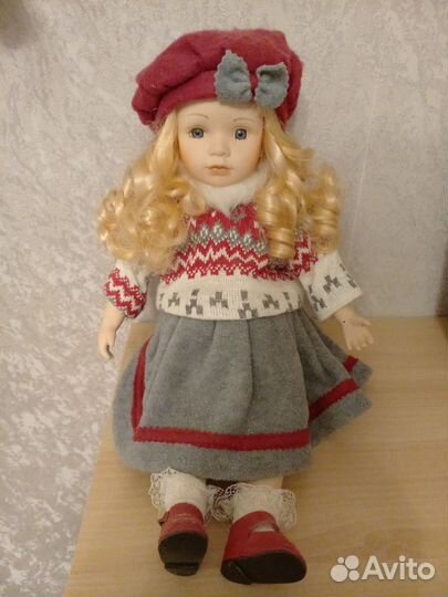 Кукла фарфоровая