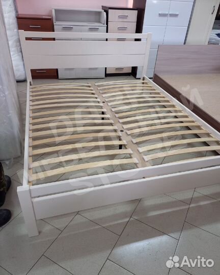 Кровать массив