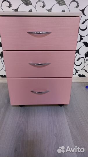 Тумба розовая на колесиках