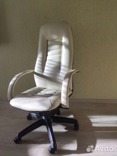 Офисное кожаное кресло бу