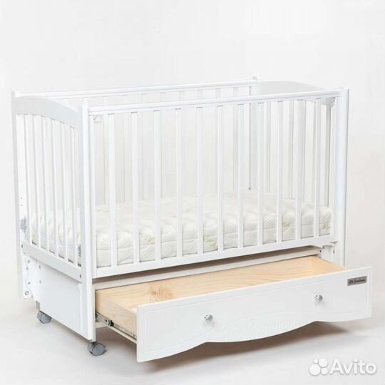 Детская кроватка с маятником