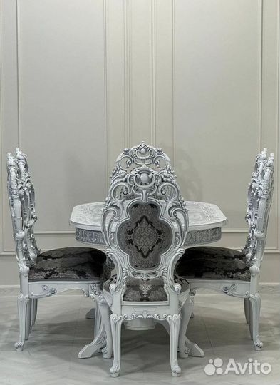 Большой обеденный стол и стулья