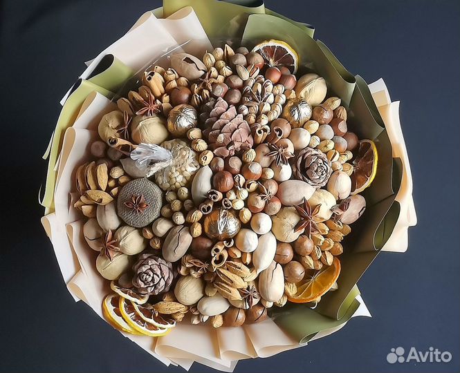 Букет из орехов