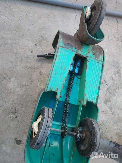 Педальный мотороллер Крошка. Педальная машина